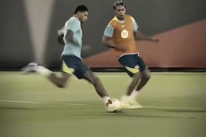 看好了！拉什福德在训练赛中1v1亚马尔