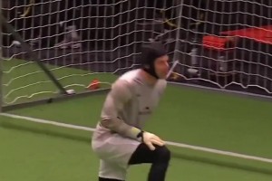 熟悉的头盔造型！43岁切赫参加六人制足球赛，多次贡献精彩扑救