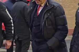 昨天曼联足球总监威尔科克斯抵达球场时，遭到了球迷的嘘声