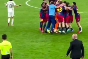 太倒霉了！终场哨响起，居莱尔怒踢场边水瓶发泄情绪结果滑倒了！