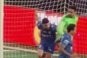 阻挡开球引发的红牌！慢镜回看胜利门将阿奇迪的红牌行为