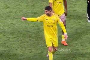 比赛结束后，C罗示意跟拍的摄影师去拍新月球员去