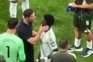 阿隆索下课导火索之一：维尼修斯此前不满被换下，听不进安慰话！