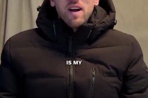 一心二用！灵魂画家凯恩边接受采访边画画，最后的作品……