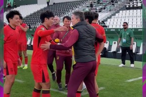 有能❗️国足U23创造历史晋级，安东尼奥与队员一一拥抱