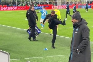 意大利炮！实拍：那不勒斯被判点后孔蒂在梅阿查场边怒踢皮球染红