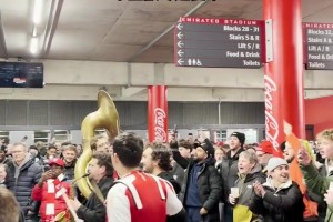 艺术天赋这一块！名场面：欢乐的阿森纳赛后小乐队！