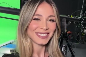 卡里乌斯妻子身穿透视上衣直播比赛惊艳亮相