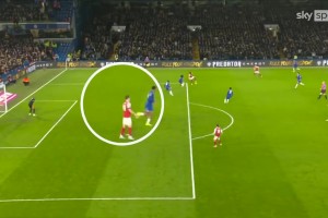 约克雷斯进球前，萨卡这球不传让其很沮丧