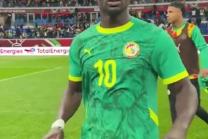 还没夺冠呢！马内赢球赛后示意队友们冷静