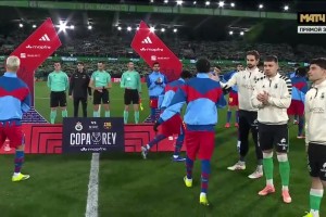 向冠军致敬！桑坦德竞技赛前列队欢迎西超杯冠军巴萨！