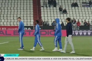 维尼修斯进入更衣室前和乙级球队球迷合影，之后遭到球迷背刺歧视