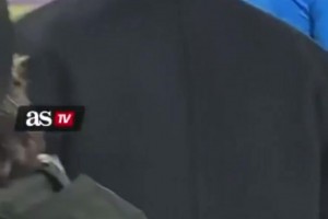 场边实拍：居莱尔下场时十分伤心，走进更衣室时情绪低落心碎不已