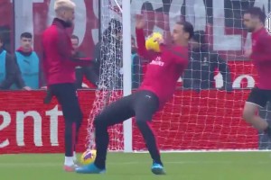 腰部力量惊人！名场面：伊布经典的高难度胸部停球！