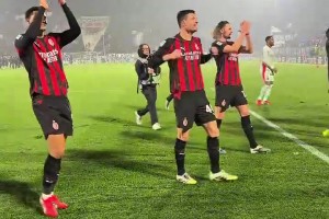 19轮不败！AC米兰球员们的赛后谢场环节！