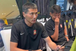 情商超高！邵佳一给小球员签名时寄语：十年以后我能不能找你签名