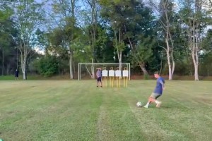 努力训练找下家！34岁J罗任意球连续破门，至今仍未加盟新球队