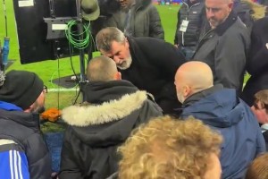 曼联传奇基恩走到场边找球迷约战停车场：等你，我们到时候再谈！