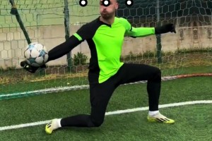 拜仁球迷太熟了！看扑救动作猜门将，猜猜最后一个是谁？