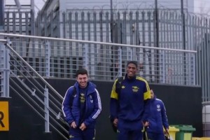 出征！阿森纳抵达米兰梅阿查球场