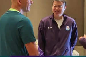 京津一家亲！前津门虎助教现国安助教来找于根伟叙旧❤