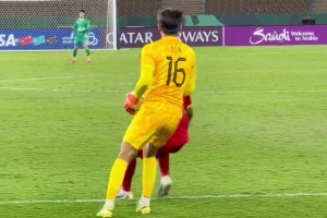 越南前锋干扰李昊发球，李昊机智造对手黄牌