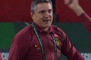 有能 名帅！赛后主教练安东尼奥被球员们抛起来庆祝