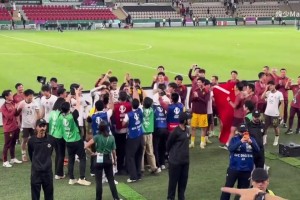 U23国足赛后将主教练安东尼奥高高扔起，集体喊出：冠军！冠军