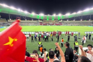 国足U23队员们赛后谢场！现场球迷高喊：拿下日本！