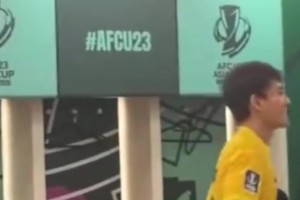 拜合拉木手提音响带头起舞，蒯纪闻躺在一旁静静看着队友嗨皮~