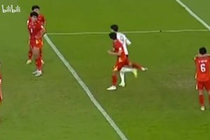 搞心态！拜合拉木拿着球不给越南队，差点被对方一拳抡中