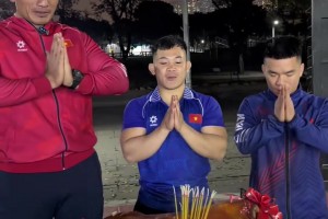 越南柔术运动员在亚洲杯半决赛赛前拜神祈福，希望3:0击败中国队