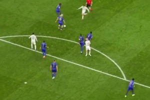 太拼了！皇马5球领先，姆巴佩从对方禁区高速回追到本方禁区