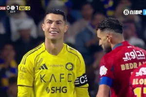 达马克禁区内明显手球！主裁示意不是点球！C罗无奈微微一笑！