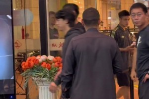 网友在中餐厅遇到男足集体吃饭，拜合拉木穿着曼联球衣就出来了~