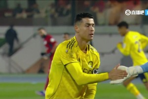 可惜！菲利克斯外脚背传中，C罗鱼跃头球攻门太正被扑出！