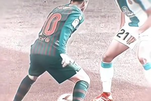 敌不动我不动！慢镜头看梅西晃倒对手，就是比你快半秒！