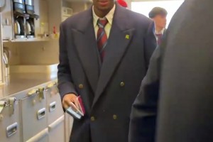 最帅的合作？巴萨队员飞机上身着AMIRI经典服装！谁的气质最好？