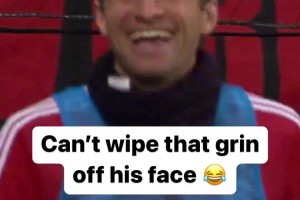 阳光开朗大男孩！名场面：穆勒球门旁看热闹差点被砸！