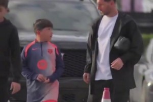 一份传承！梅西带着儿子一起出门，马特奥穿着巴萨外套