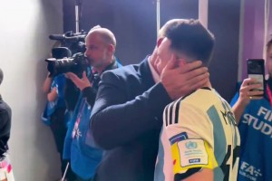 那一年，梅西在世界杯最佳球员颁奖台上看到阿圭罗时感到非常惊讶