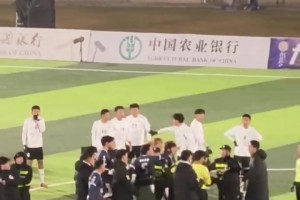 群众足球邀请赛发生冲突！泰安队气冲冲地派去和裁判争论！