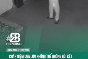 啊？越南男子无法接受输给中国队，独自在院子里摇了一个小时国旗