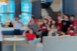 各种加油声！中国男足U23酒店出发去球场