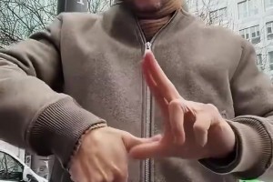 米兰传奇安布罗西尼比出U23国足同款动作：“以下范上”！