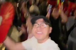越南赢下韩国后，越南的球迷终于开始肆意庆祝啦~