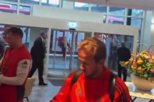 往昔岁月！凯恩拿起笔径直走向热刺球衣签名！