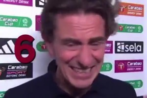 球迷已经有点“颠”了！热刺球迷恶搞弗兰克：我们在踢狗屎足球！