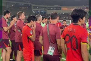 黄博文鼓励国足小伙子们：抬起头来！