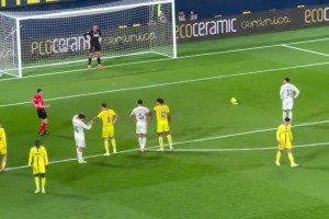 姆巴佩勺子点球破门后与迪亚斯拥抱：这是为了你